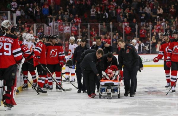 <br />
Хоккеиста «Нью-Джерси» увезли со льда на носилках после удара головой о борт<br />
